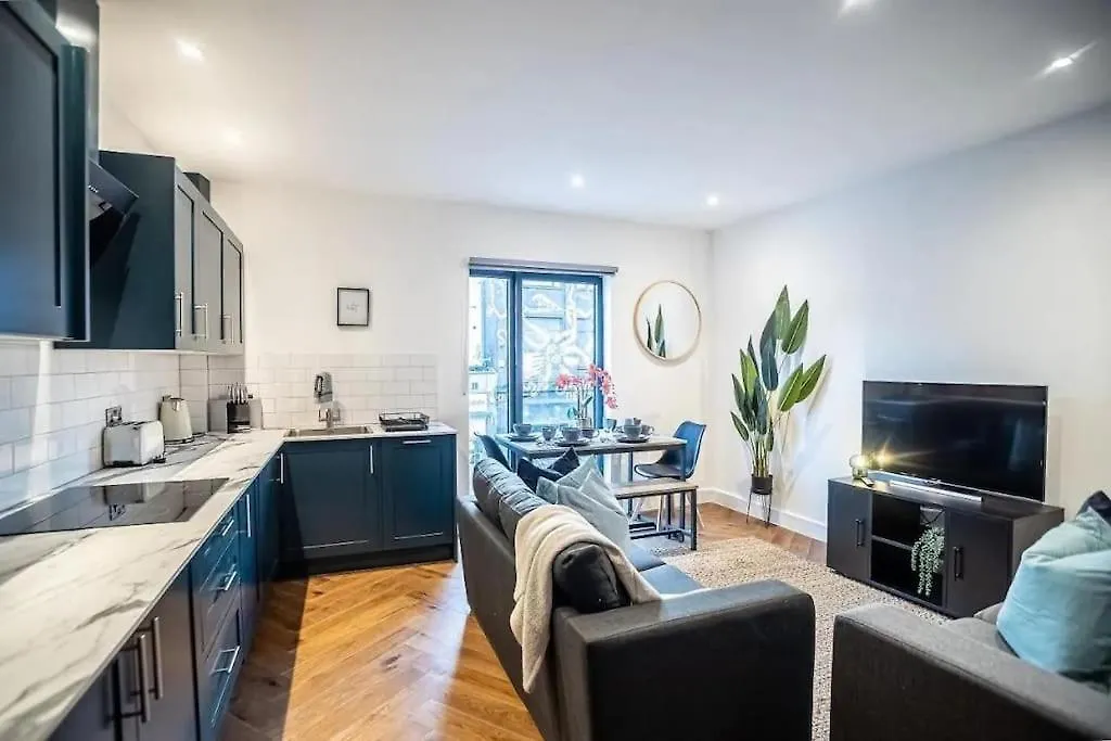 Charming 2 Bedroom Flat I Next To Brighton Station location